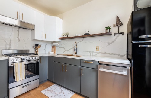 East Village Condo | PRIME LOCATION -CONVENTION CENTER + Free Garage PARKING