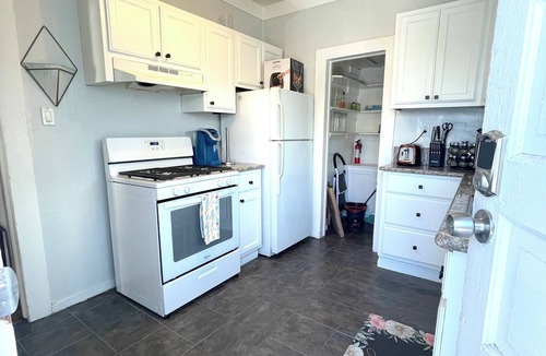 Wilshire House | Private 1bedroom 1 bath bungalow close to most desirable location in LA