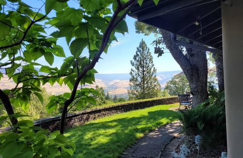 Ashland Apartment | Private and quiet luxury studio suite on three acres overlooking Ashland.