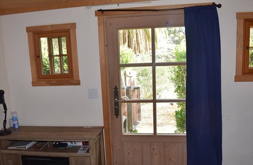 Santa Barbara Cabin | Private Cabin 2ppl kitchen, WiFi, free parking, pet friendly, jacuzzi