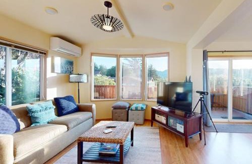 Brookings House | Private cabin close to trails with hot tub grill and dazzling ocean views