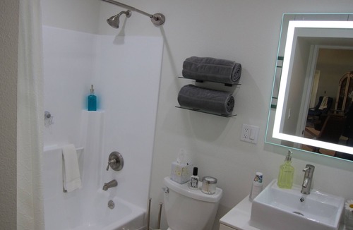 Northridge House | Private guest House 1BR 2BR=Gated 24/7 check-in =Hi Speed Wi-Fi=on sight parking