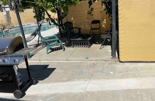 Tracy Apartment | Private Guesthouse for 4 - EV, Pool, Kitchen, Fast Wi-Fi
