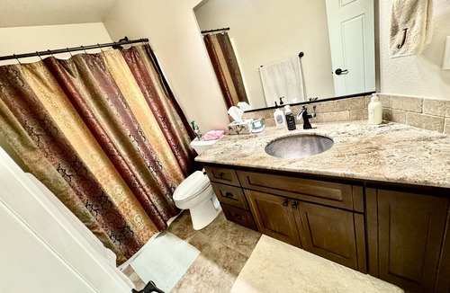 Central Point House | Private Queen Room w/Bathroom