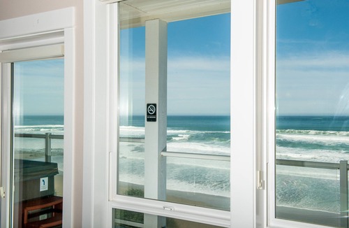Lincoln City Condo | Promo! Second Floor Corner Condo, Oceanfront, Private Hot Tub, Pool, Wifi
