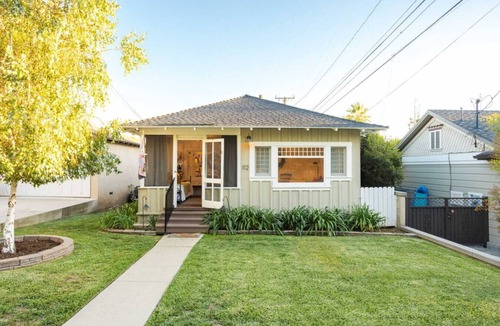 Monrovia Cottage | Quaint Cottage Nestled In Premier Historical Tract