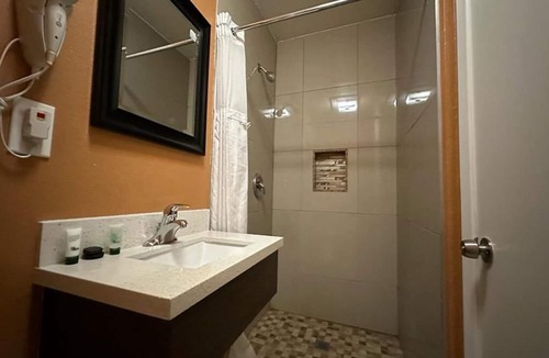 Victorville Hotel | Queen Non Smoking at New Corral Motel