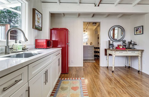 Sebastopol Apartment | 'Red Barn Guest Cottage' Wine Country Escape