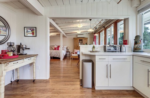 Sebastopol Apartment | 'Red Barn Guest Cottage' Wine Country Escape