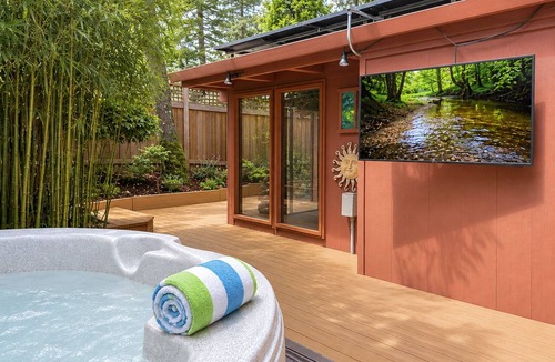 Guerneville House | Redwood Canopy Getaway! Guerneville~Russian River! EV~Hot Tub!~TreeFort