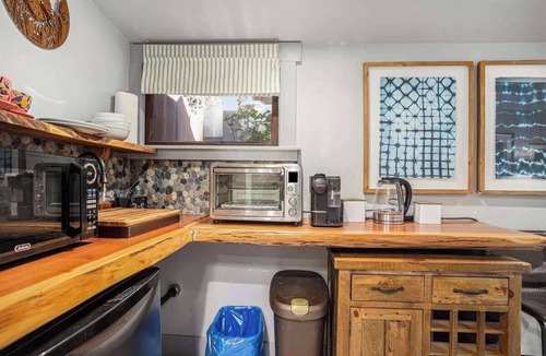 Upper Telegraph Apartment | Redwood Room