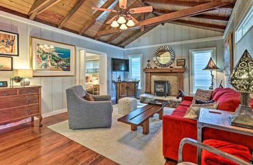 Guerneville House | Redwoods Cabin w/Hot Tub: Walk to Russian River!