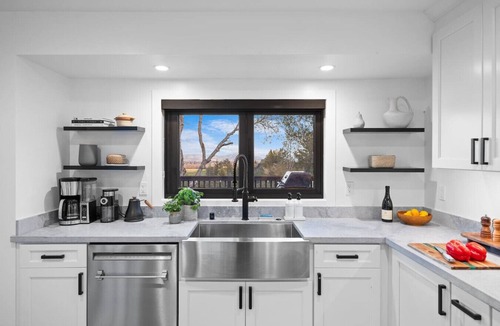 Sebastopol House | Refined Luxury, Vineyard Views Close to Healdsburg