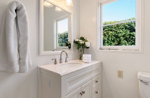 Milpas Cottage | Relaxing and Cozy Cottage with Hot Tub and Balcony!