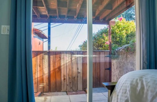 Millbrae House | Relaxing Home With SF Bay View