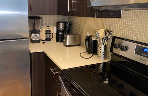 Mid-Wilshire Apartment | Relaxing Modern Unit near Beverly Hills