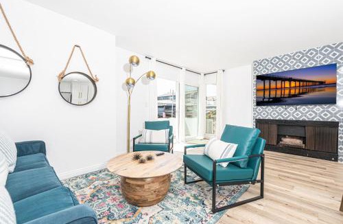 West Newport House | Remodeled 7Br Duplex Near Beach, Shops, And Dining By Beachview Rentals