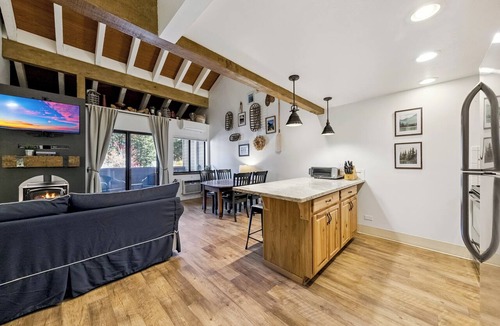 South Lake Tahoe Condo | Remodeled Tahoe Chic Studio: A/C, Hot Tub LLV322