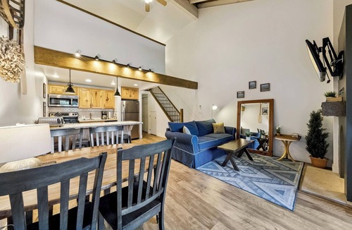 South Lake Tahoe Condo | Remodeled Tahoe Chic Studio: A/C, Hot Tub LLV322