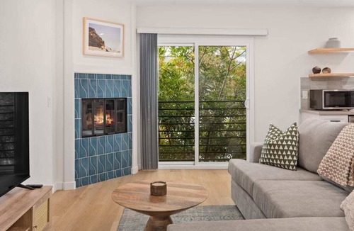 Olde Solana Beach Apartment | Renovated, 2bd High End Peak-a-Boo Oceanview!