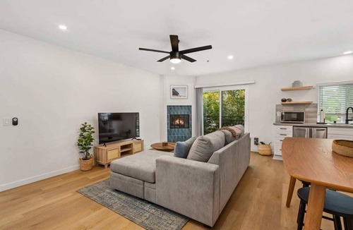 Olde Solana Beach Apartment | Renovated, 2bd High End Peak-a-Boo Oceanview!