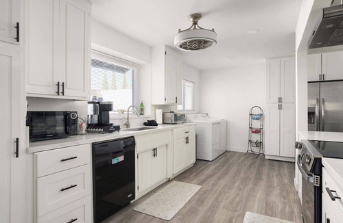 Lemon Grove House | Renovated, Lg Backyard w/Outdoor DIning