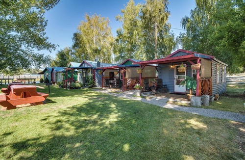 Chiloquin Apartment | Resort Cabin on the River ~ 21 Mi to Crater Lake!