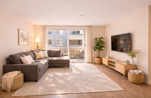 Marina del Rey Apartment | Resort Style 1 & 2 Bedroom Living Near Venice & MDR with Pool & Gym