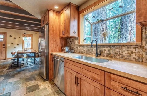 Ridgewood Cabin | Restful North Ridge | 5 Minutes Walk to Shoreline