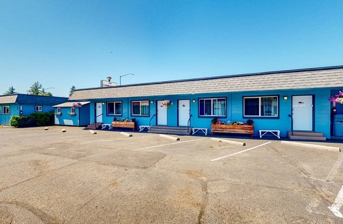 Bandon Apartment | Retro beach room with fast WiFI - walk to downtown shops & restaurants