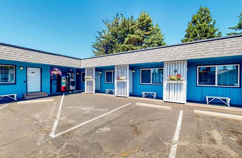 Bandon Apartment | Retro beach room with fast WiFI - walk to downtown shops & restaurants