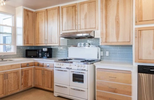 Ocean Beach House | RetroMod with Ocean Beach Views 3Bedroom Great Patio and Backyard sleeps 12