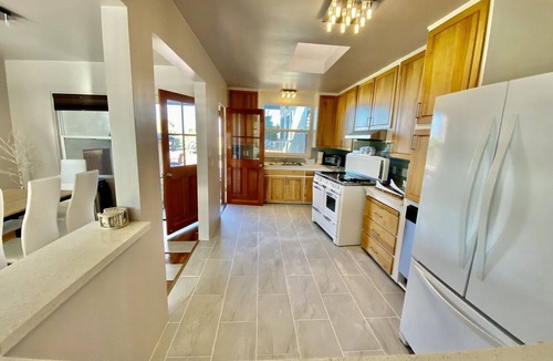 Ocean Beach House | RetroMod with Ocean Beach Views 3Bedroom Great Patio and Backyard sleeps 12
