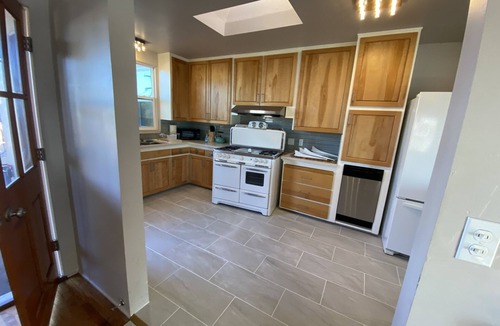 Ocean Beach House | RetroMod with Ocean Beach Views 3Bedroom Great Patio and Backyard sleeps 12
