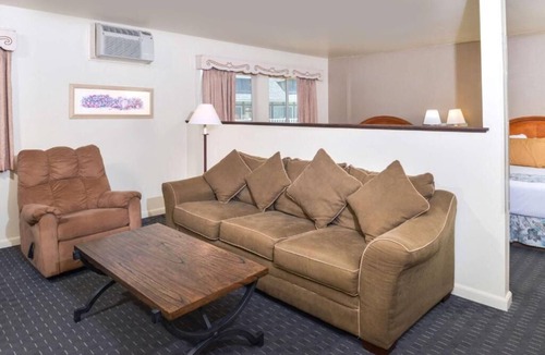 Solvang Hotel | Rich in History! 3 Convenient Units, Pool, Parking, Minutes to Sunny Fields Park