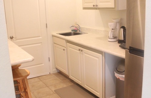 Lake Redding Apartment | River Retreat Luxury King Studio with Jacuzzi bath, walkers paradise,near river.