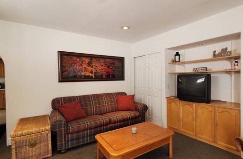 Dunsmuir Cottage | River's Pace Cottage near the River & Downtown