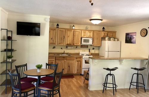 Trail Cabin | *Riverfront* "Cabin on The Rogue", Gateway to Crater Lake! Sleeps 2-4