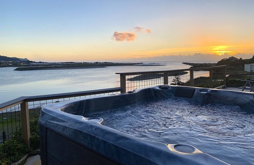 Gold Beach House | River’s End-Best Pacific Ocean and Rogue River Views on 2+Acres with a Hot Tub!