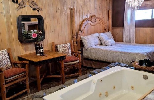 Big Bear Lake Cottage | Romantic Studio Cabin with Jacuzzi and Fireplace, Perfect for a Romantic Weekend in Big Bear, CA