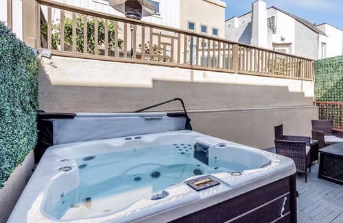 Crown Point House | Rooftop Bar w Bay View, Private Jacuzzi, BBQ and Parking for Two Cars