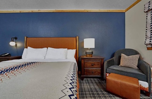 Mammoth Lakes Hotel | Rustic Alpine Rooms Near Mammoth Mountain! Pool, Gym, & Free Parking! 3 Units!