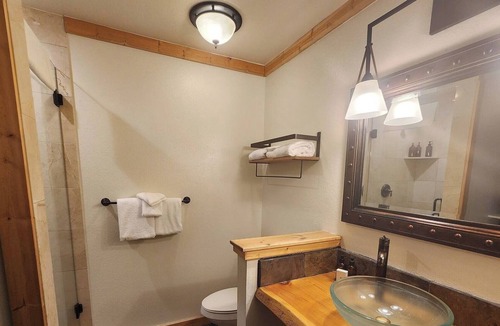 Mammoth Lakes Hotel | Rustic Alpine Rooms Near Mammoth Mountain! Pool, Gym, & Free Parking! 3 Units!