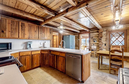 La Pine Cabin | Rustic Charm - Spacious log cabin, close to outdoor adventures, cozy vibes