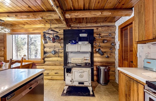 La Pine Cabin | Rustic Charm - Spacious log cabin, close to outdoor adventures, cozy vibes