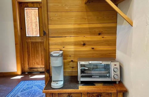 Penn Valley Apartment | Rustic Studio Getaway in the California Gold Country - Pet Friendly