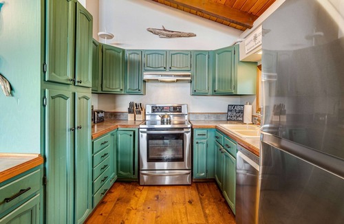 Rockaway Beach Cabin | Rustic waterfront woodland lodge with impressive lake views from patio