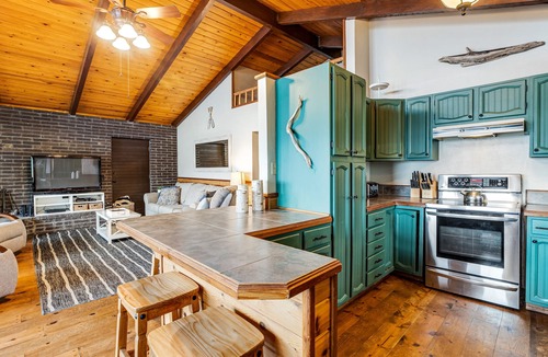Rockaway Beach Cabin | Rustic waterfront woodland lodge w/impressive lake views from patio