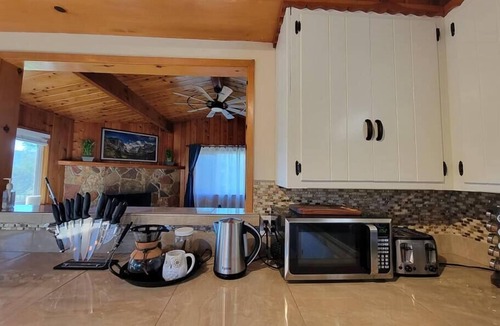 Oakhurst Cottage | Rustic Yosemite Cottage-King Suite-Mountain Views
