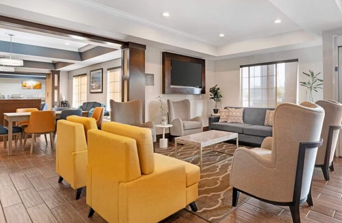 Southeastern Sacramento Hotel | Sacramento Queen Studio w/Gym & Pool